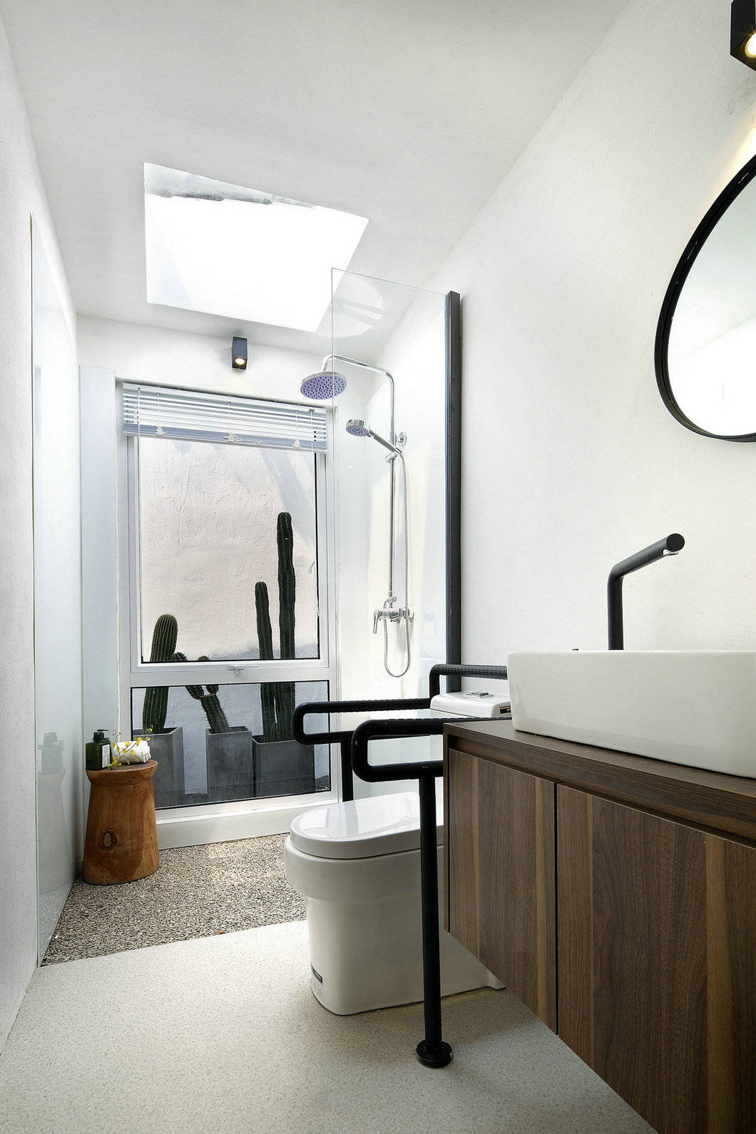 木质家具搭配白色洁具，令卫浴空间传递出明朗而优雅的生活气息。 