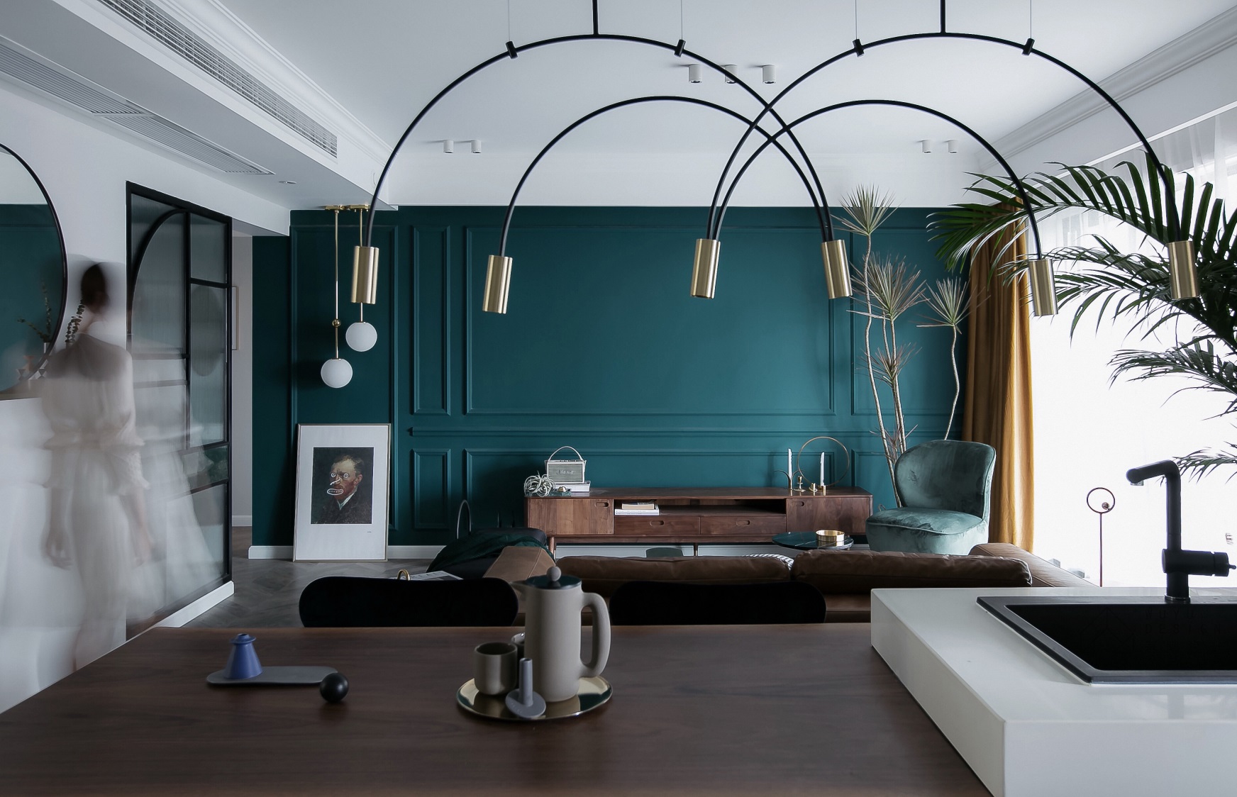 客厅背景墙以孔雀蓝为主,并配以石膏线勾勒,配以精致家具,呈现出静雅