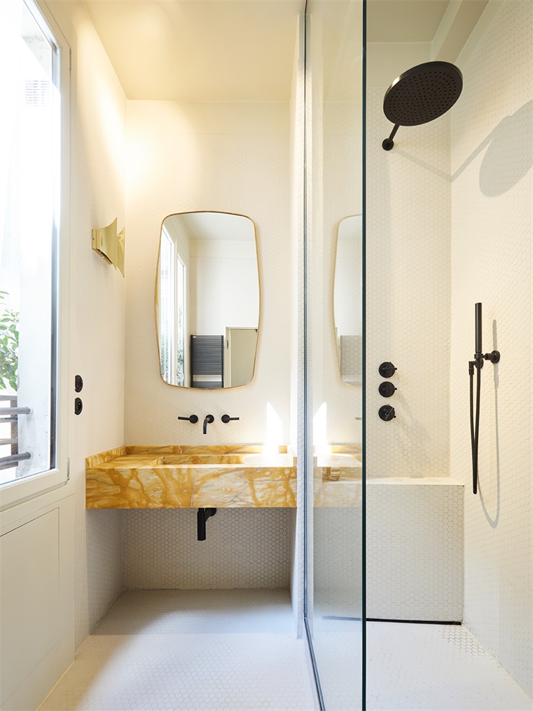 卫浴空间采用玻璃进行干湿分离，洗手池悬空式设计，营造出时尚的空间氛围。