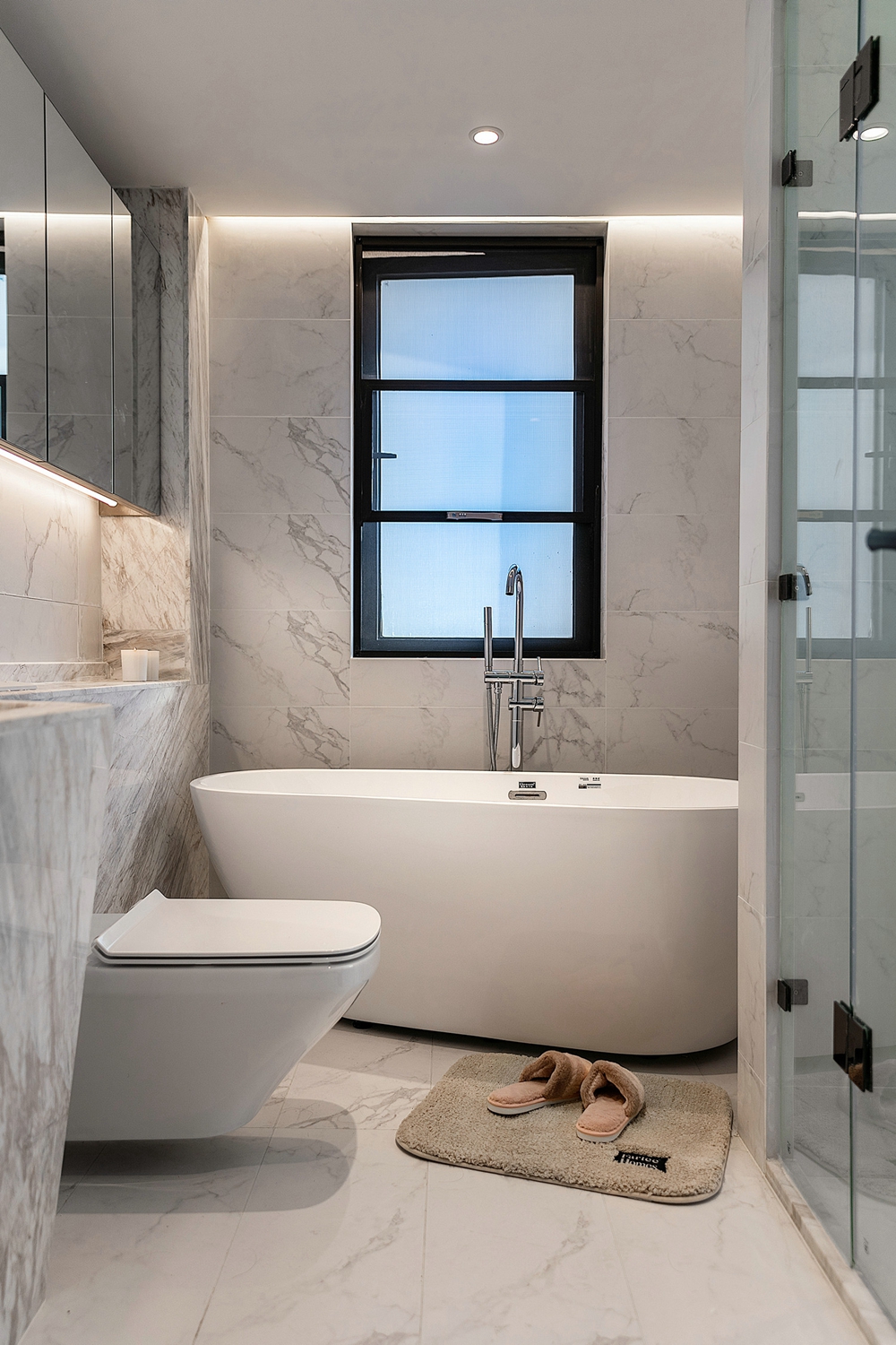 浴缸、淋浴房兼具，凸显主人追求舒适感的生活品味，视觉效果洁净大方。