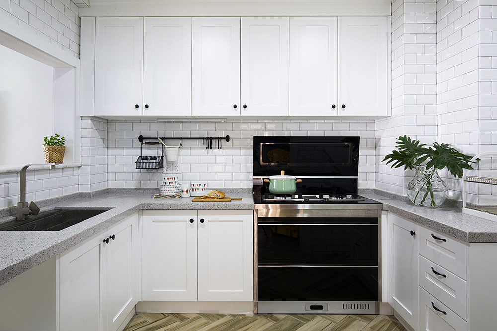 厨房以白色基调为主，动线简单，橱柜带来经典的简约风味，让空间更为明亮。