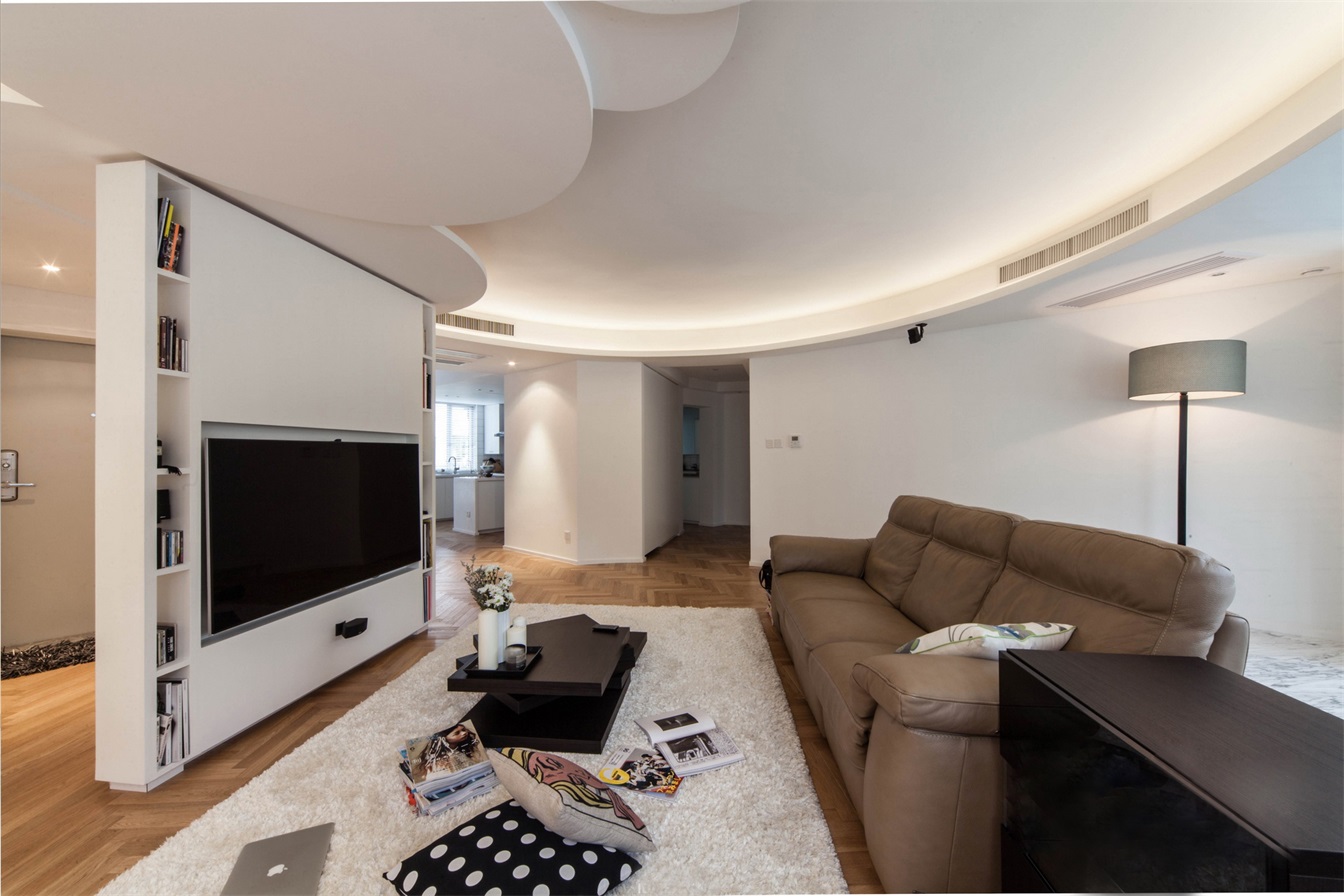 客厅采用大量白色系打造，局部采用咖色皮质沙发烘托，谱写出现代感。