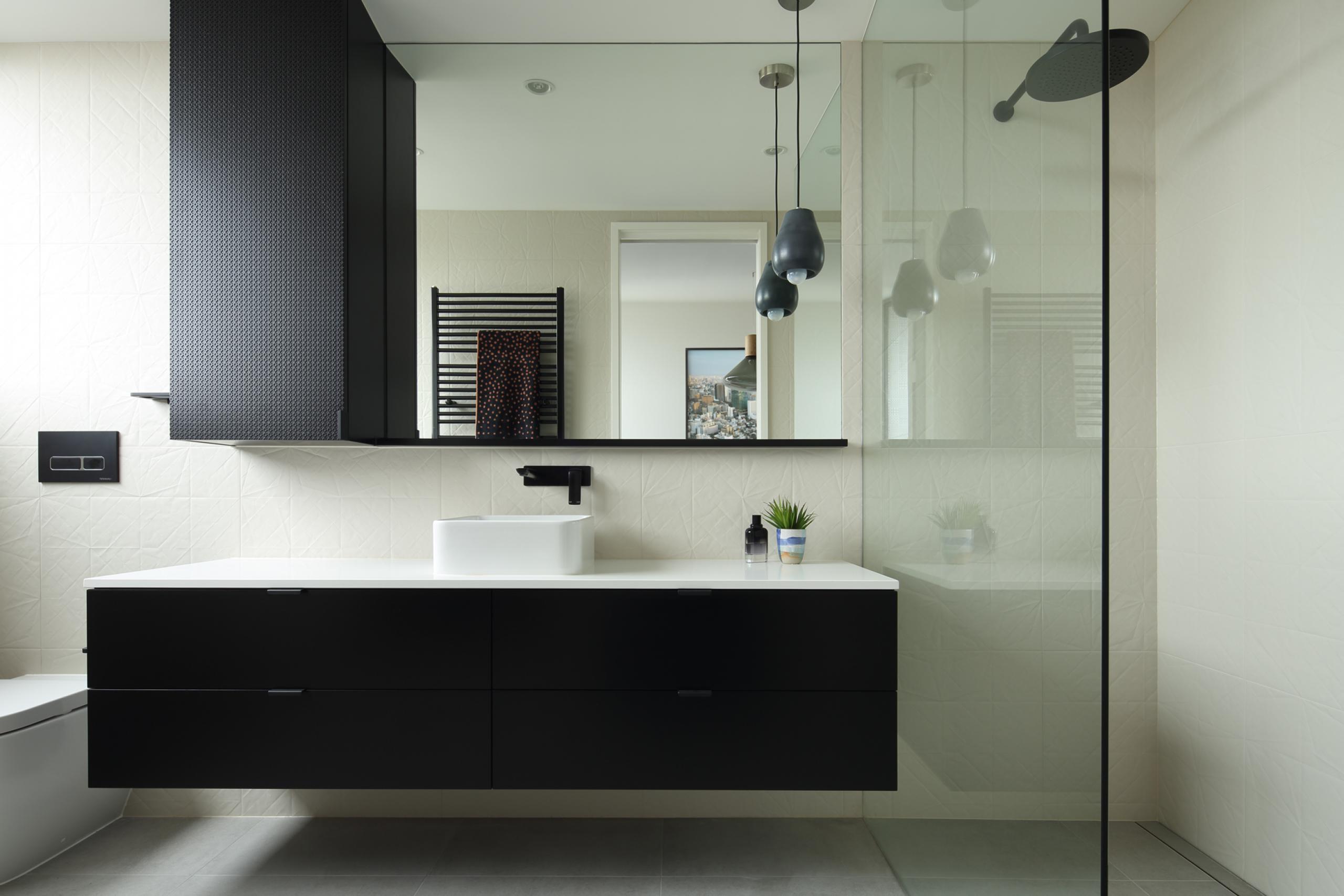 卫浴空间采用现代家具陈设，干湿分离后空间简约不简单，洗手台实用不夸张。