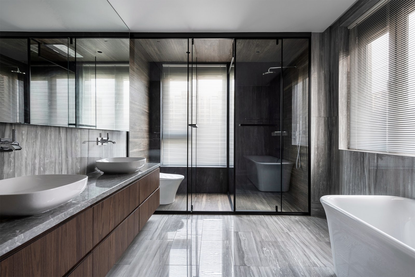 卫生间采光较好，现代元素的洗漱台和墙面相映成趣，营造空间的温馨舒适。