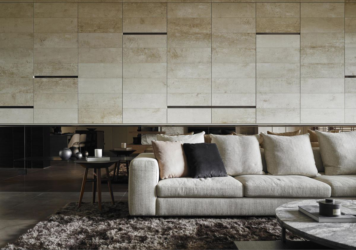 客厅背景采用米色瓷砖和反光材料拼接而成，搭配白色布艺沙发，组合成一个高贵又清雅的空间。