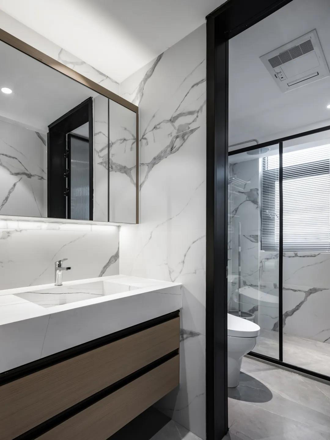 卫生间白色背景与低饱和度的现代元素搭配，衍生出洁净的空间氛围。