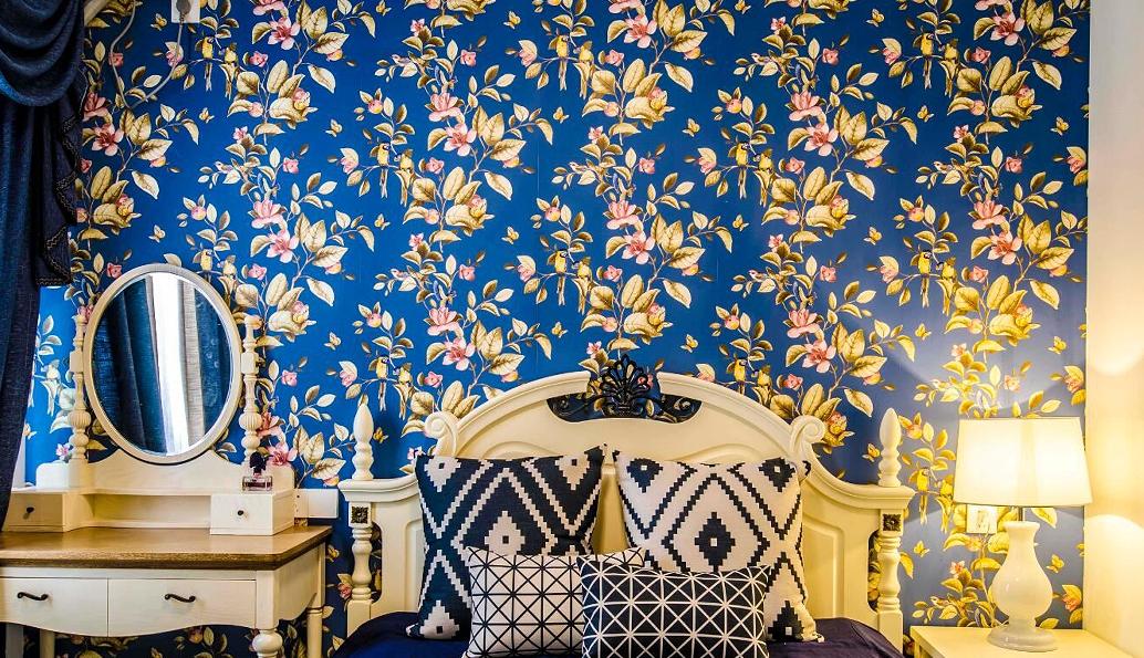 卧室背景墙是留给人第一印象的空间，花色壁纸的铺贴提升了空间的北欧氛围。