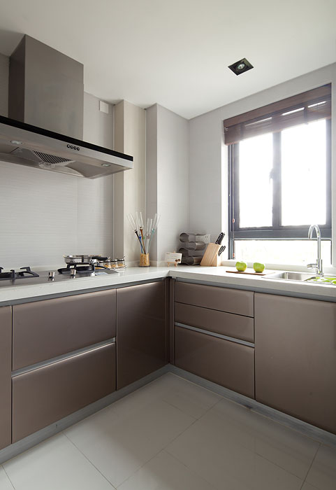 厨房动线设计有层次，有规律，咖色橱柜搭配白色工作台，现代家居感完美呈现。