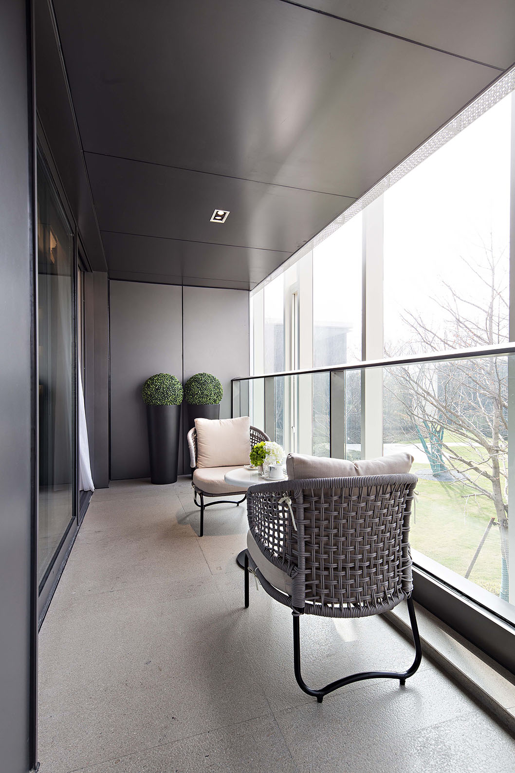 阳台空间通过休闲桌椅的陈设，让空间的休闲感更加强烈，提升了整个房屋的装修档次。
