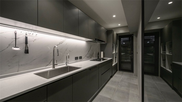厨房空间纵深较长，进一步体现了空间的现代时尚感，动线规划更利于清洁打扫。