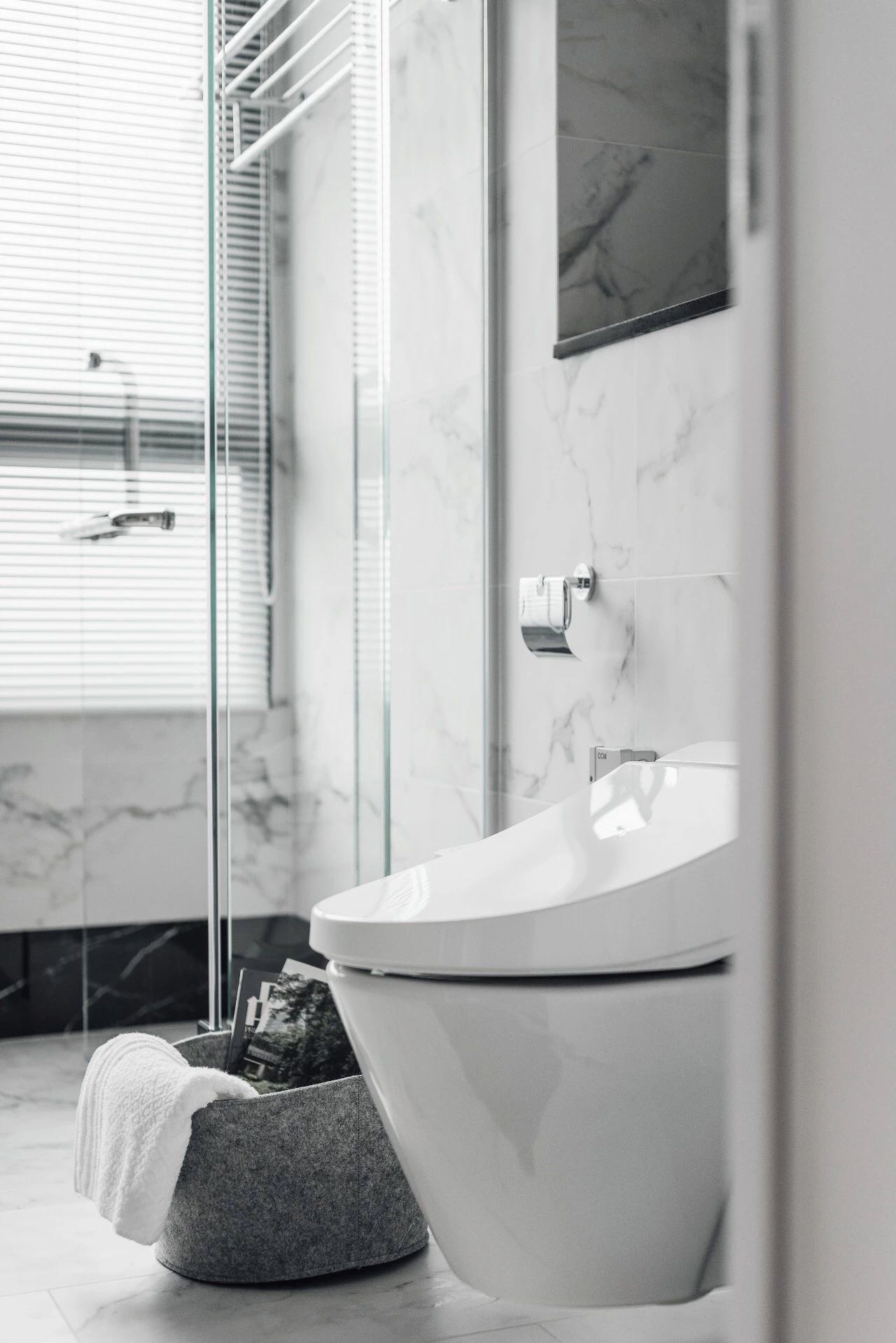 卫浴空间采用经典的灰白搭配非常优雅，局部采用干湿分离设计，给空间增添了几分明亮。