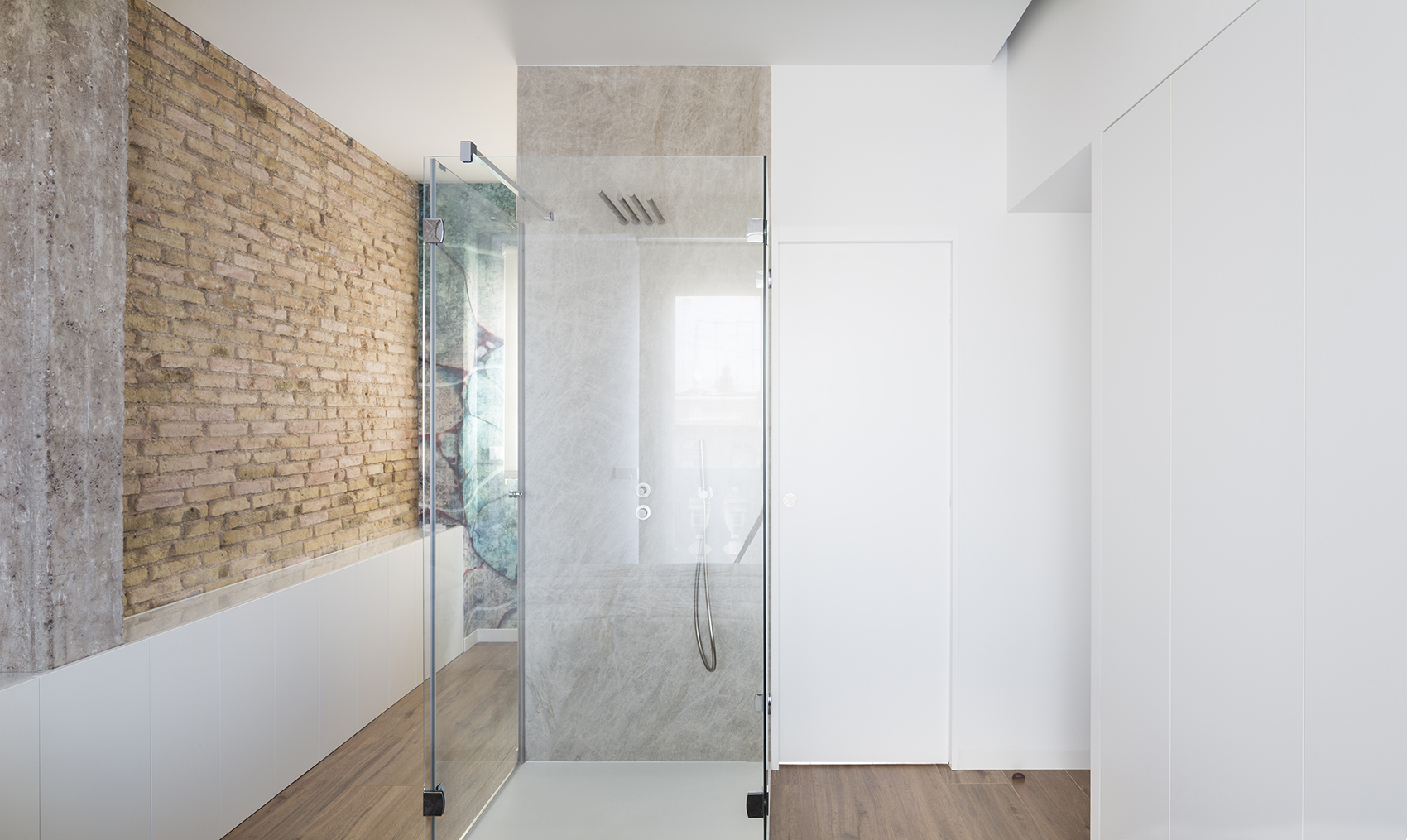 卫生间总体设计非常素雅，白墙与木色搭配，造出一种轻松愉悦的空间氛围。