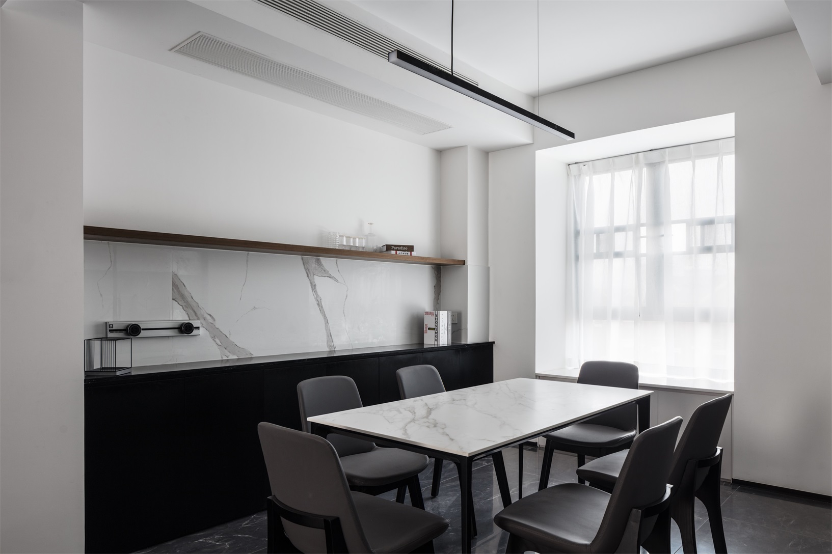 餐厅设计简单，白色大理石元素的融入，增添了空间的温润质感，让空间更加贴近自然。