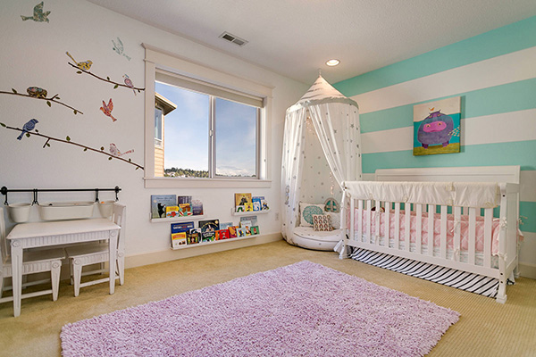 儿童房壁纸减缓了白色调带来的单调感，让空间更具流动感与互动感。