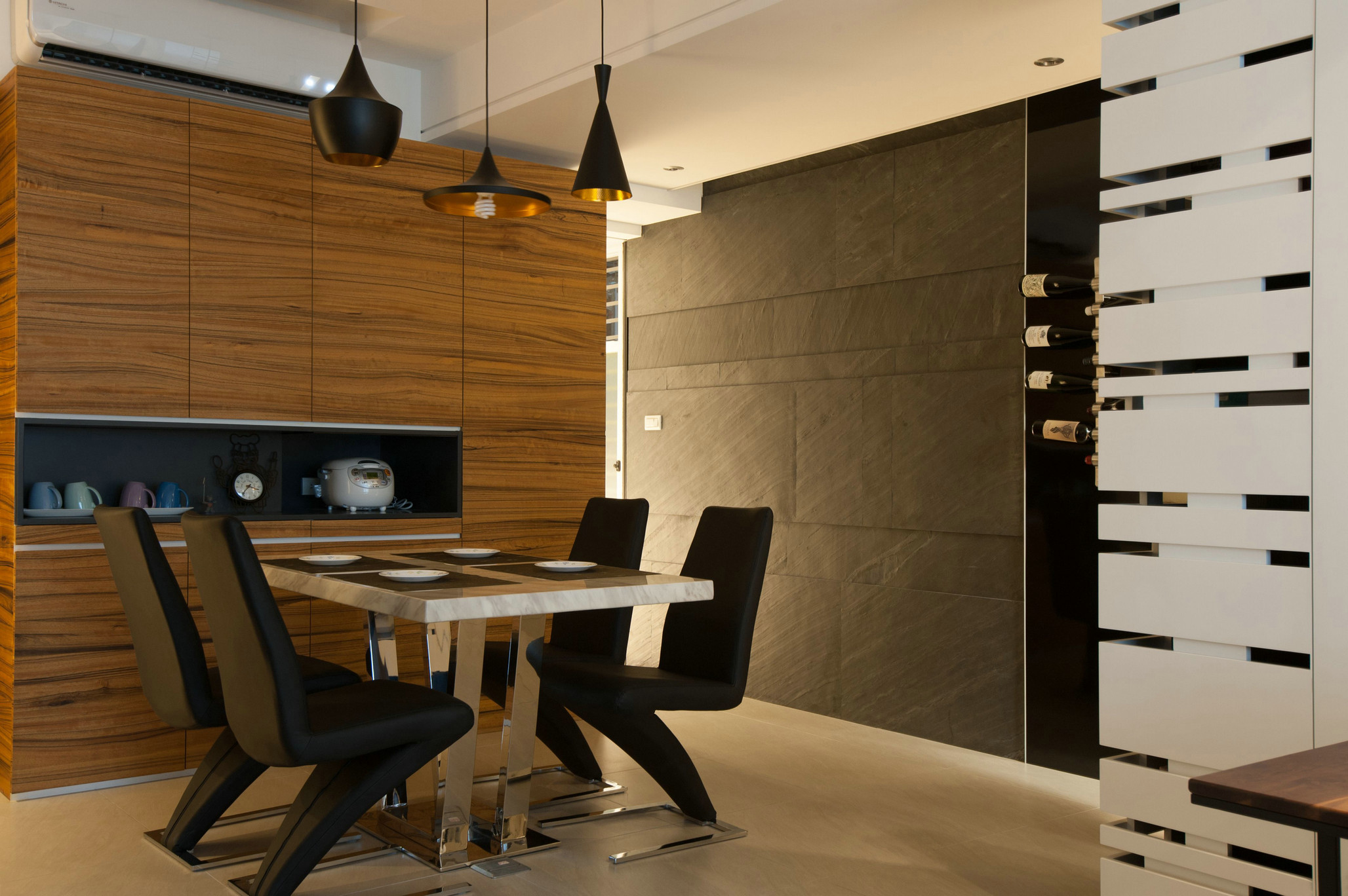 原木色背景墙给餐厅空间带来一种视觉延伸感，赋予空间大方而沉稳的基调。