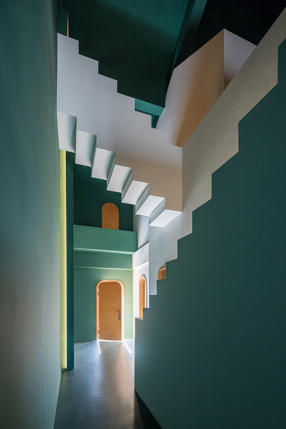 在客厅空间中，设计师运用简约、当代的手法去布局，是楼梯成为空间里的一抹亮色。
