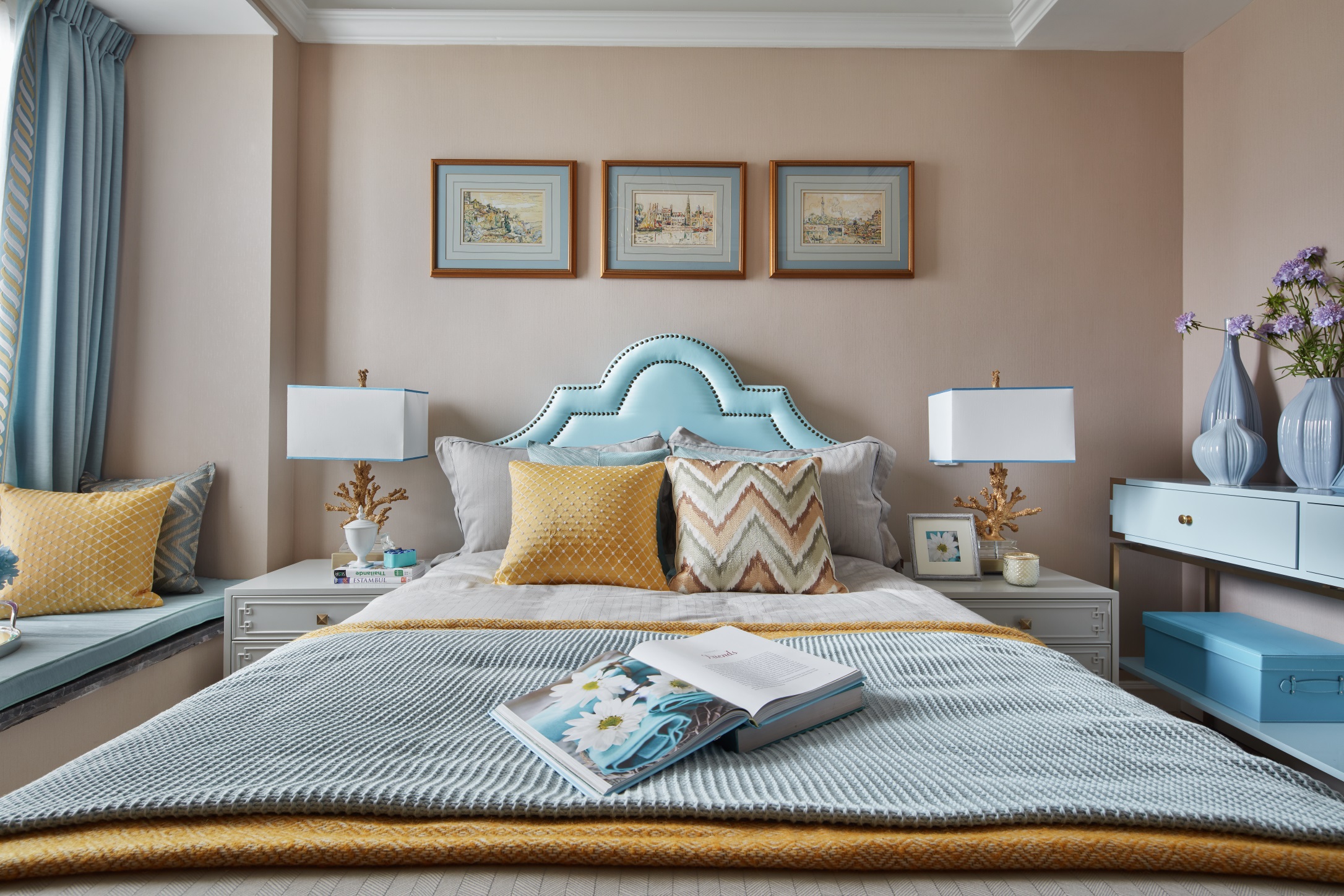 浅粉色背景赋予次卧独特的温馨感，配以浅蓝色床头及黄色软装，增强了空间的艺术品味。
