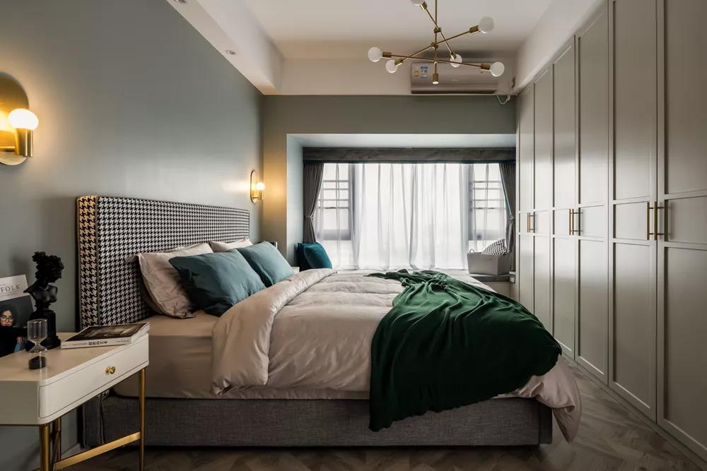 在现代轻奢的风格中，素色地板，米色的柜门，简单而又柔软的床，婉约大气。