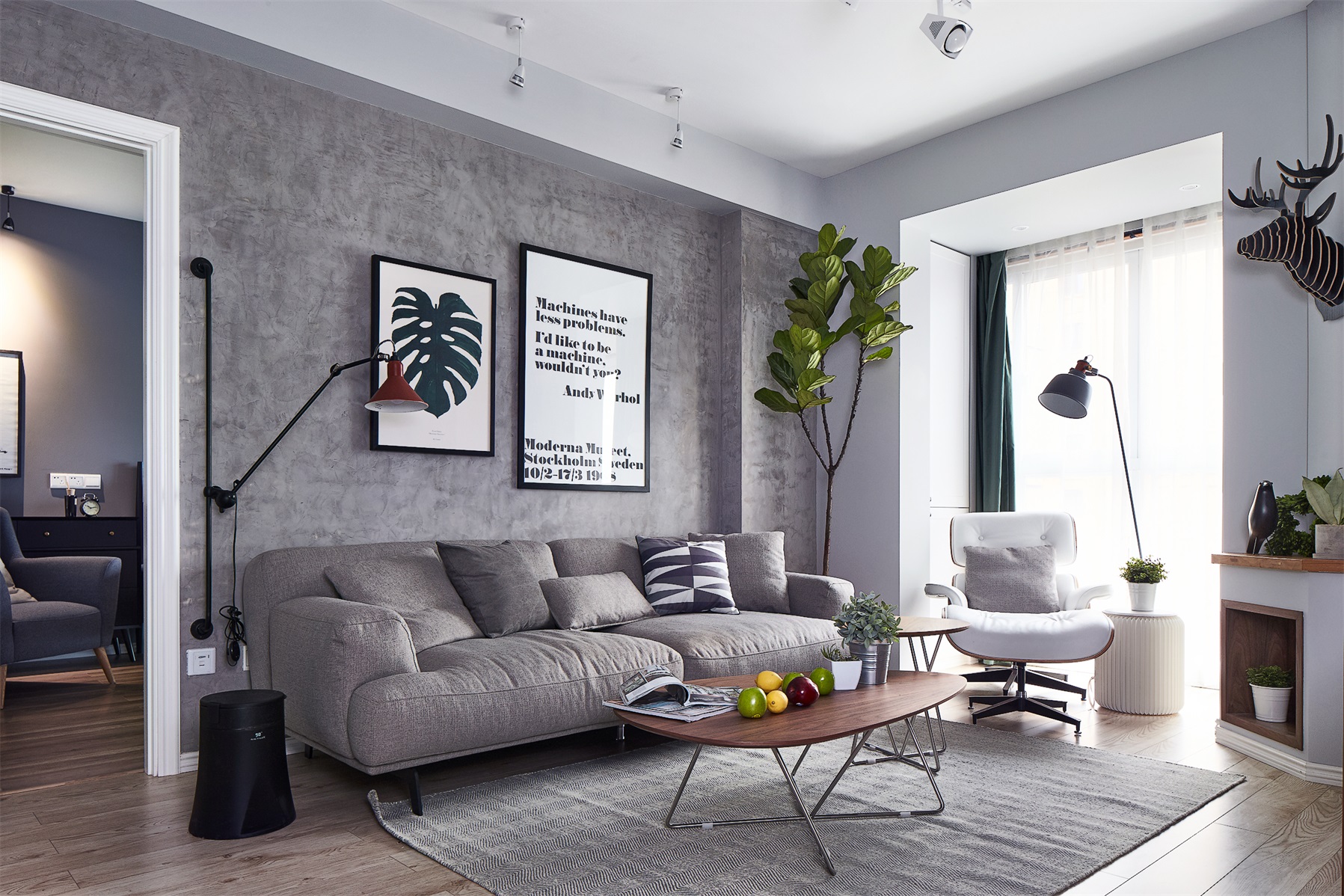 沙发背景墙设计干净简约，局部挂件有层次感，灰色布艺沙发与地毯完美结合，增添空间温馨格调。