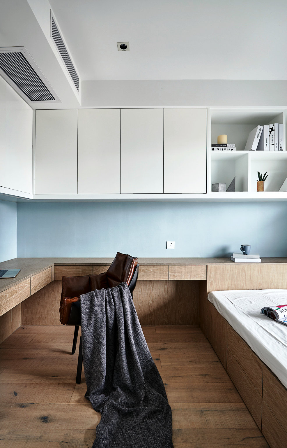 侧卧空间层次感分明，白色、蓝色、木质色调贯穿空间，空间优雅而安静。