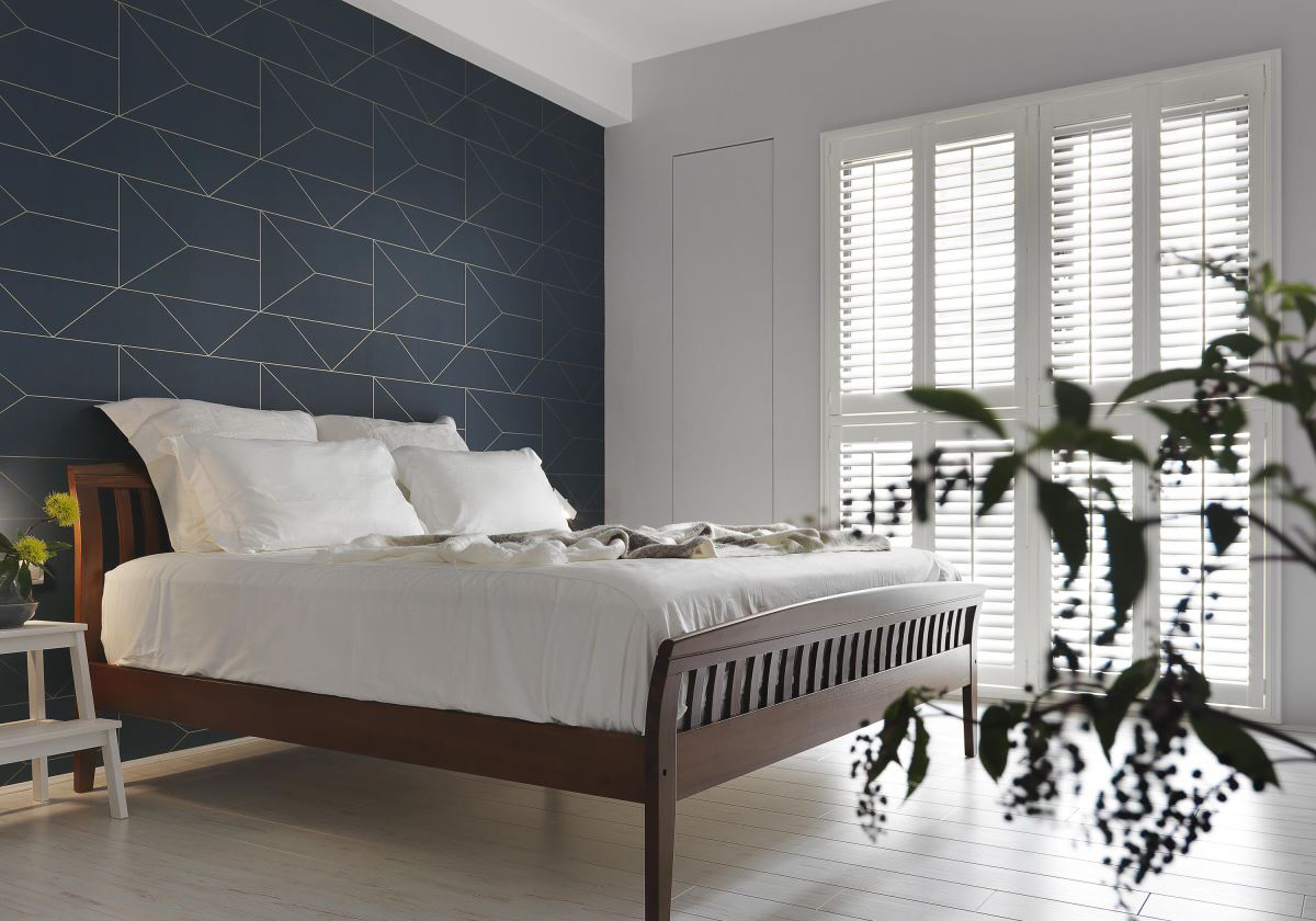 主卧背景墙选用了蓝色，搭配精致的软装细节，整齐空间笼罩在温柔的气质中。