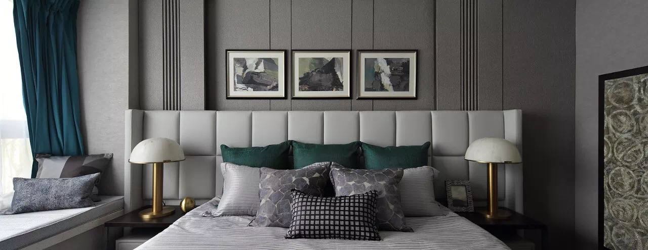 米灰色的主卧空间中，搭配白色床头设计，营造出温馨舒服休憩氛围。