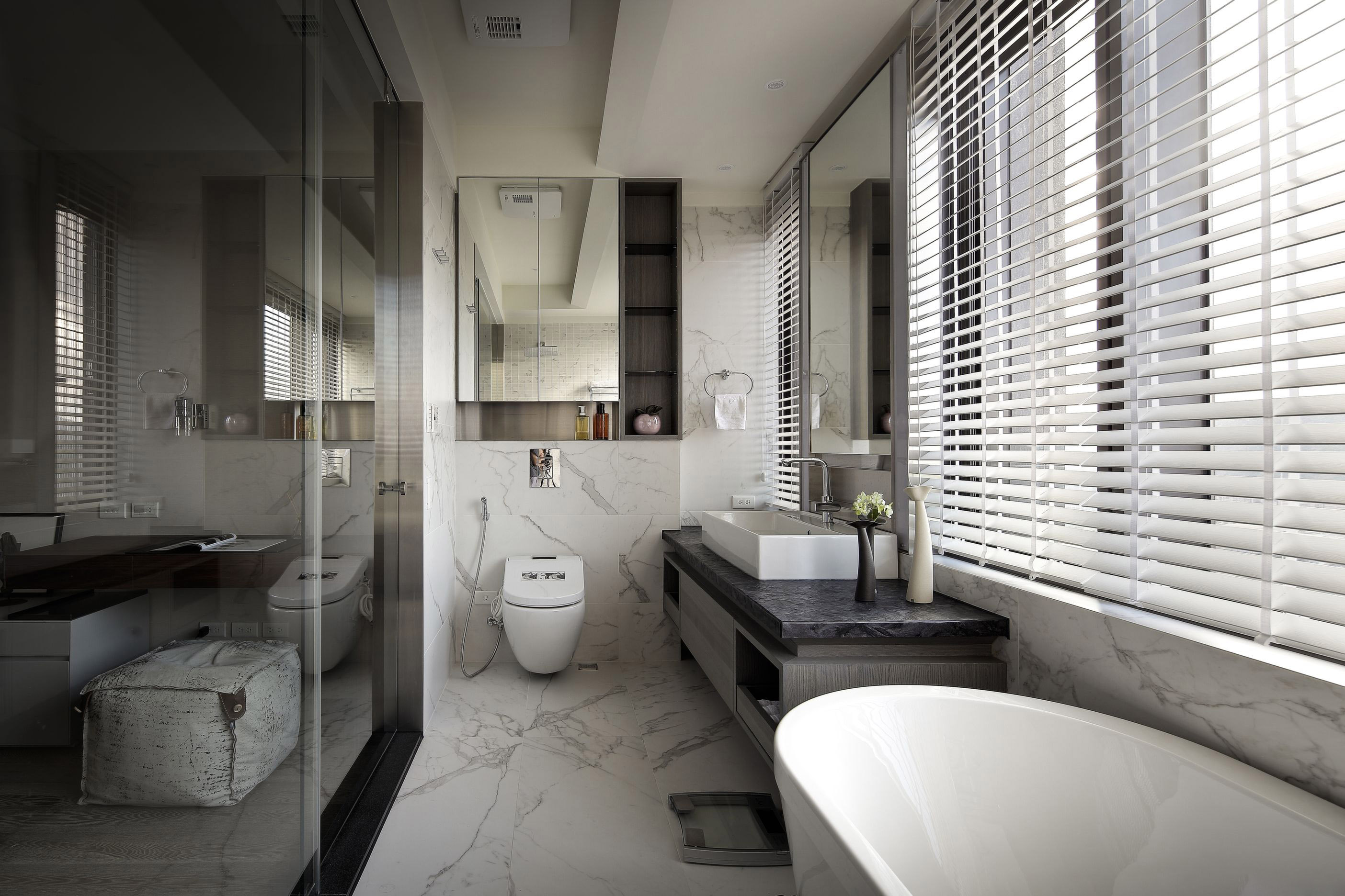 卫生间位于主卧一侧，白色洁具的融入让整个生活空间更加通透明亮。