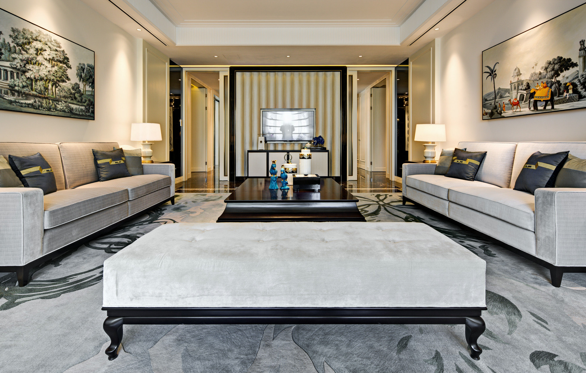 设计师将家庭厅设计为会议房的形势，灰色沙发完美展现出轻奢风格的魅力。
