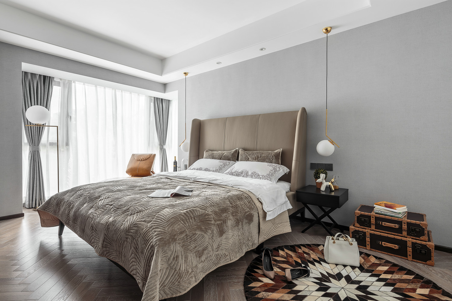 主卧米色床头搭配精致床铺，让空间显得十分静谧，床头垂吊灯光营造了安静温暖的氛围特点。
