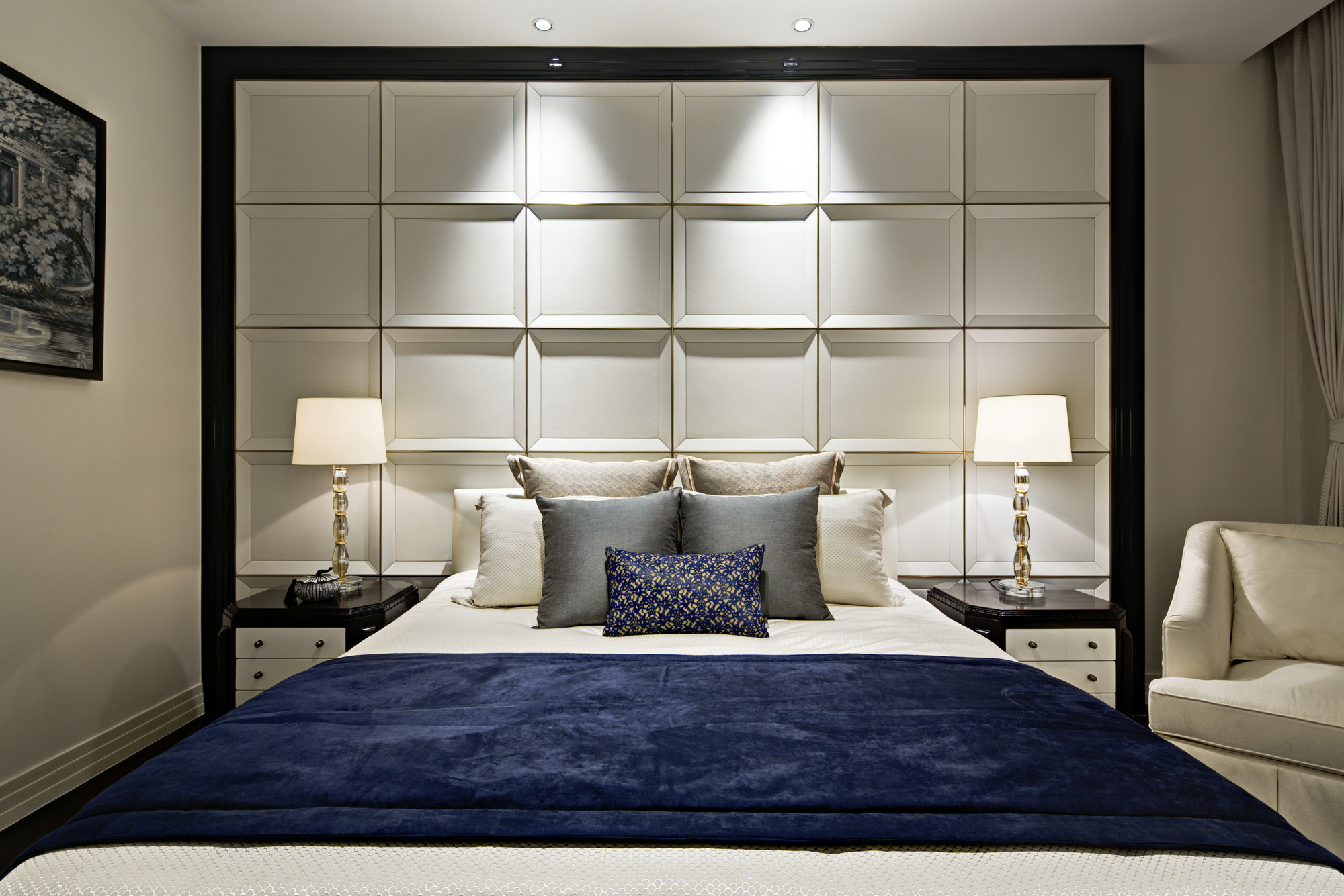侧卧背景墙简洁流利的线条，搭配色彩明快的软装设计，为空间注入轻奢魅力。