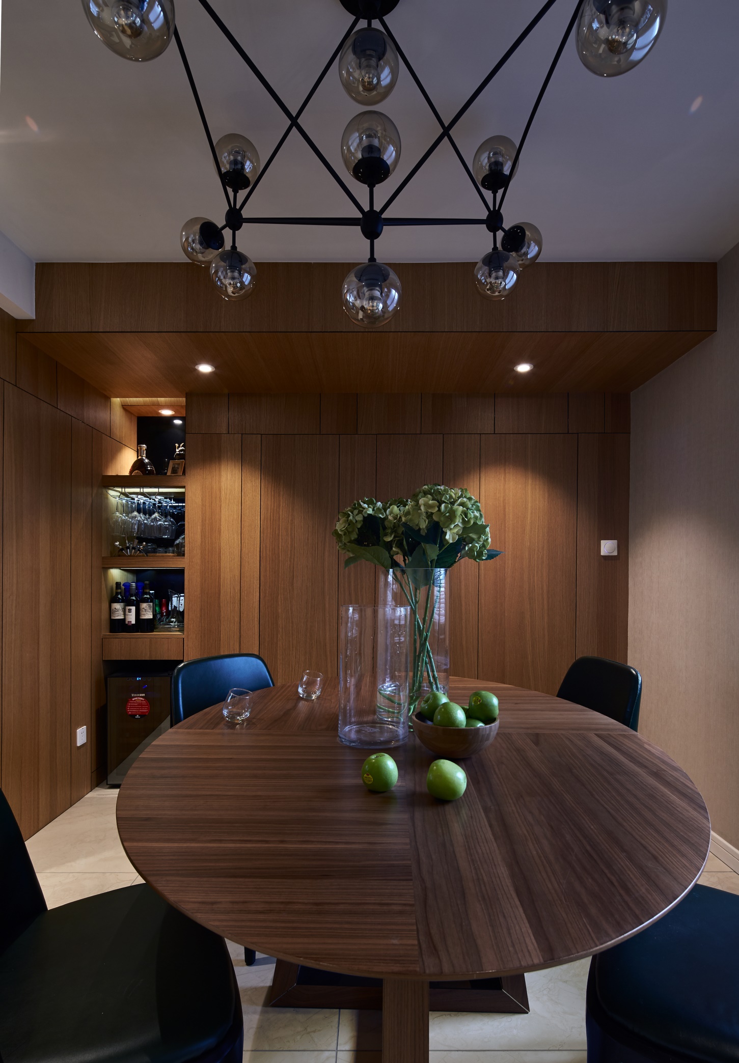 餐椅木质温润，与餐边柜相互映衬，空间中有中规中矩的静谧感，也有时尚细节加持。