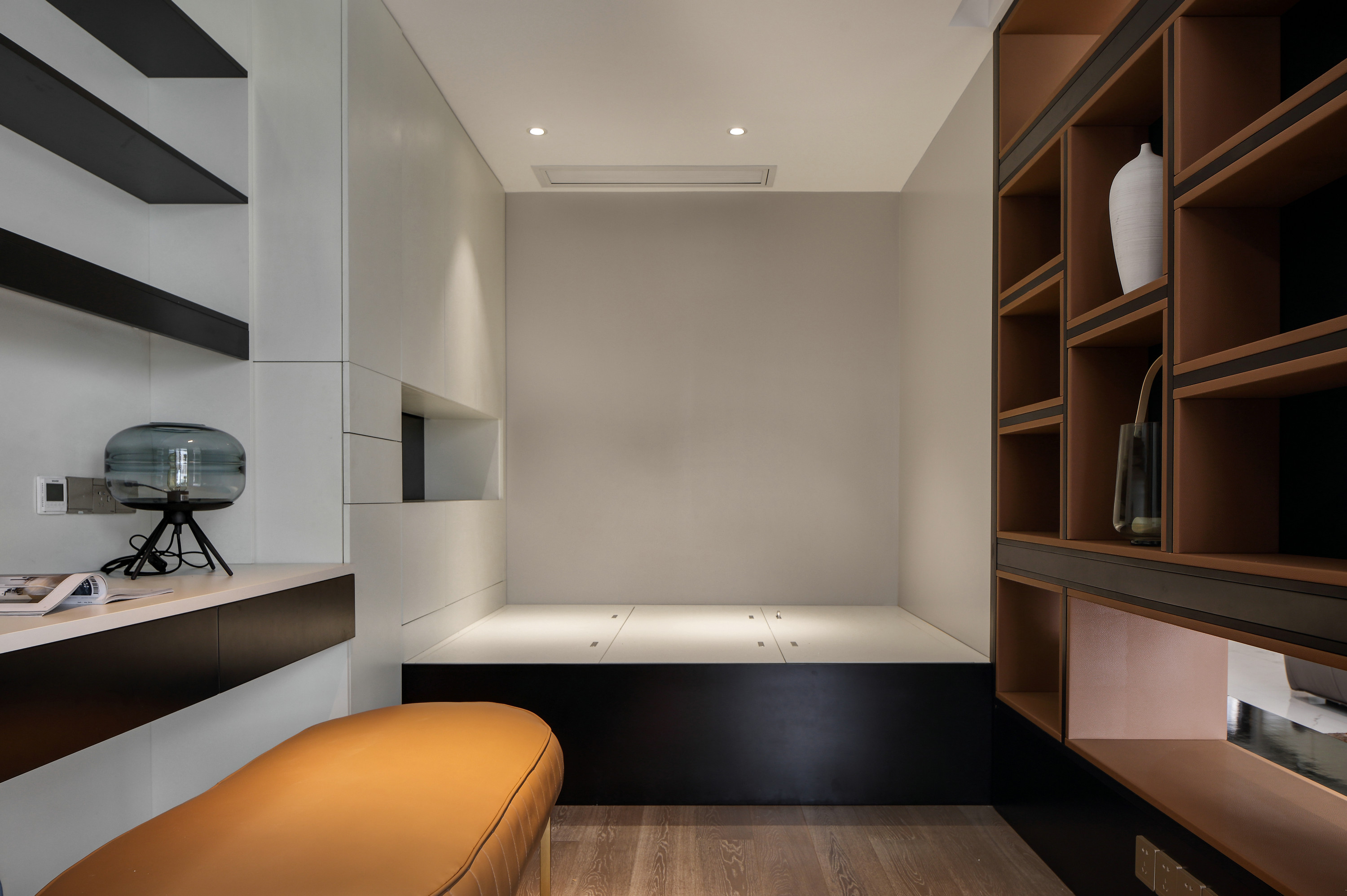 书房采用榻榻米定制柜设计，通过黑色与白色搭配，营造出简单禅意的气质。