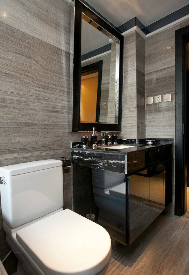 黑色、白色、咖色相互融合的卫浴空间高级优雅，洗手台质感大气，提升家装档次。