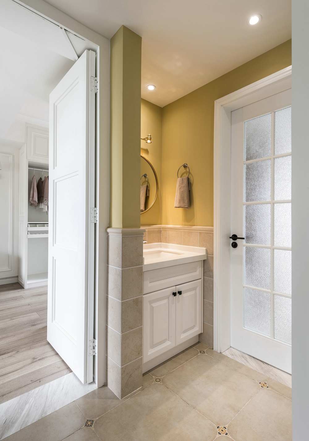 卫生间洗手池外移设计，走廊采用黄色净色背景，彰显简欧的高贵气质。