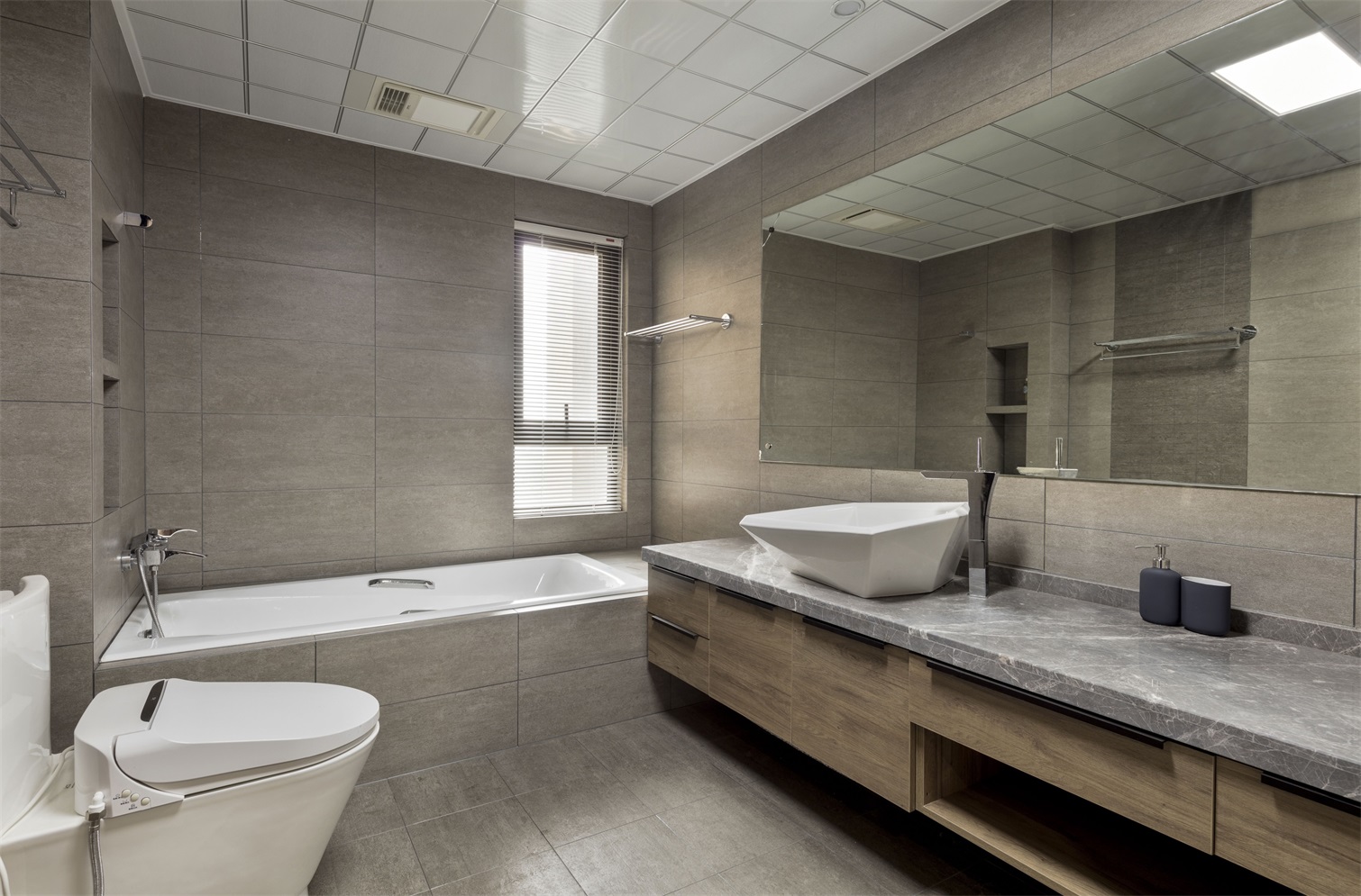 卫生间背景墙温润素雅，加入浴缸后空间更具艺术氛围，整体优雅大气。 