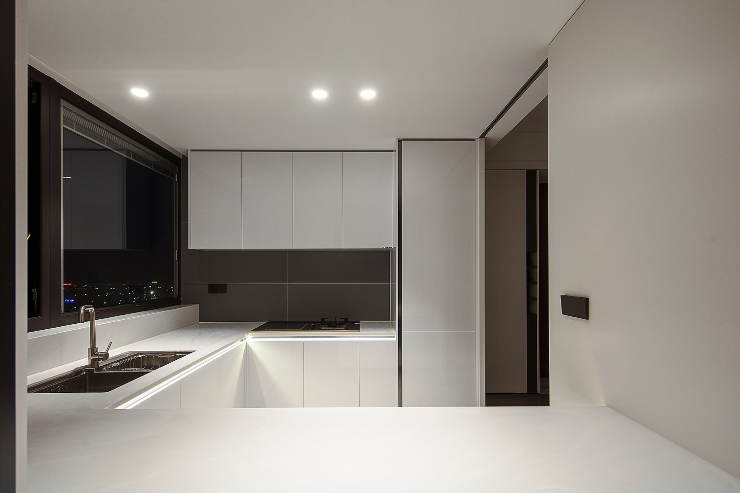 结合轻奢风格的典型特征，厨房以白色为主，强调了明朗的空间观感。