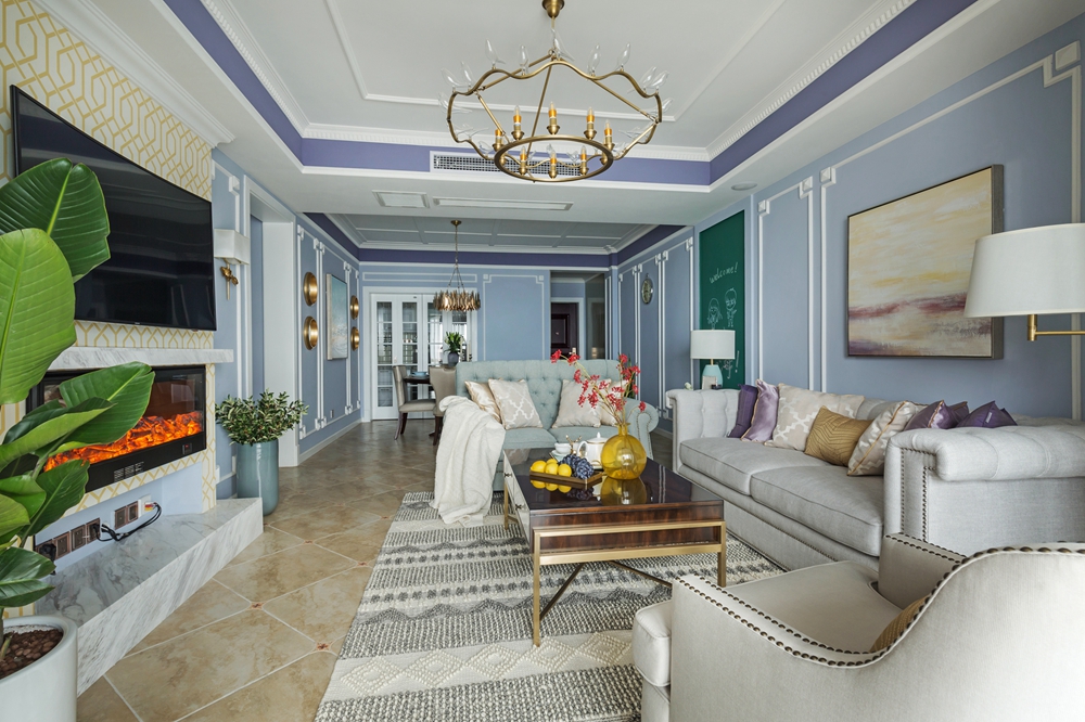 紫色线条勾勒天花轮廓，在背景蓝色的映衬下，客厅营造出雅致的复古气质。