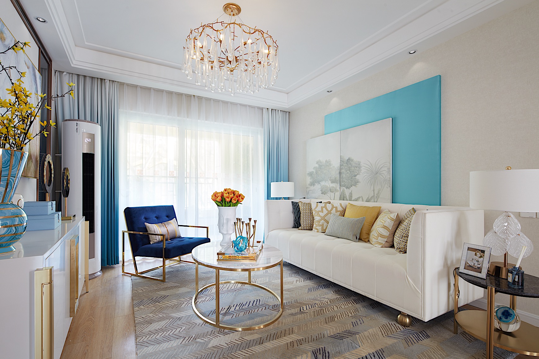 客厅背景色以米色为主，选用了蓝色进行点缀，配以白色沙发，凸显出空间的干练和整洁。