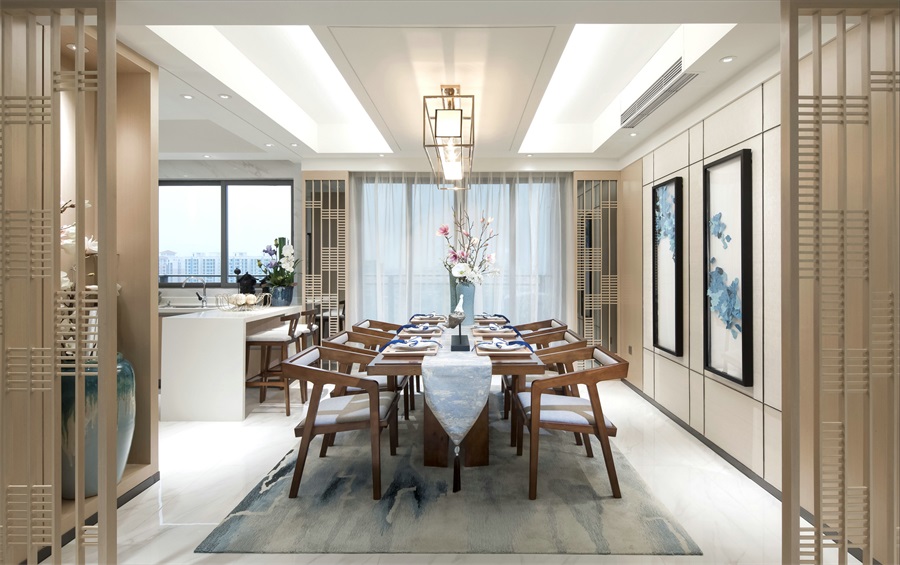 进入餐厅，厨房与餐厅同处一室，白色橱柜消弭了空间界限，呈现出清浅淡雅之感。