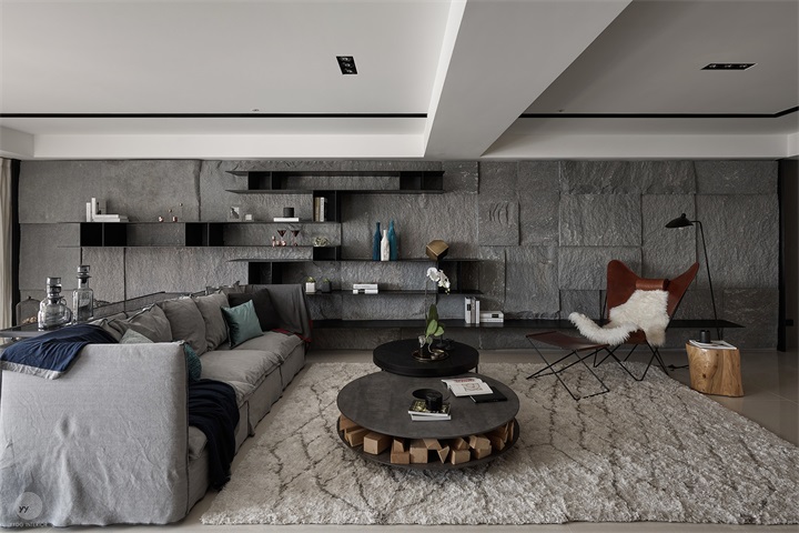 客厅以灰色调为基调，搭配无主灯设计，令客厅空间显得更加宽敞通透。