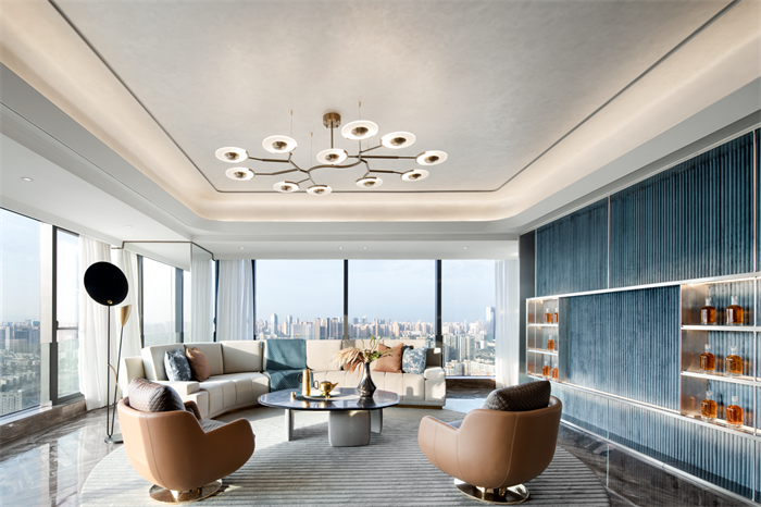 明亮的客厅空间，铺叙简约的设计居家，并借蓝色背景墙使视线得到延伸。