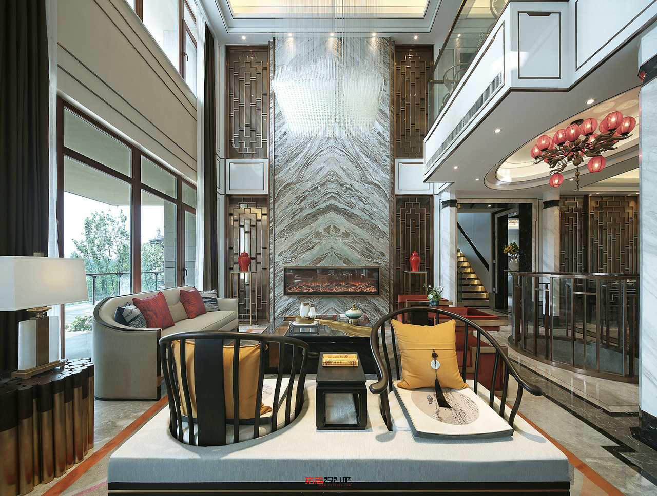 一进门，中式气息扑面而来，挑高的空间彰显设计美学，瞬间增加了客厅的高级感。