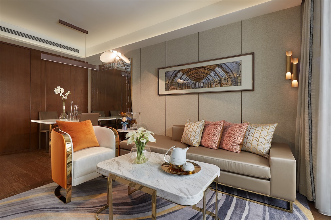 客厅空间有一种回归自然的清新状态，米色壁纸给人温馨感，让人对生活充满期待。