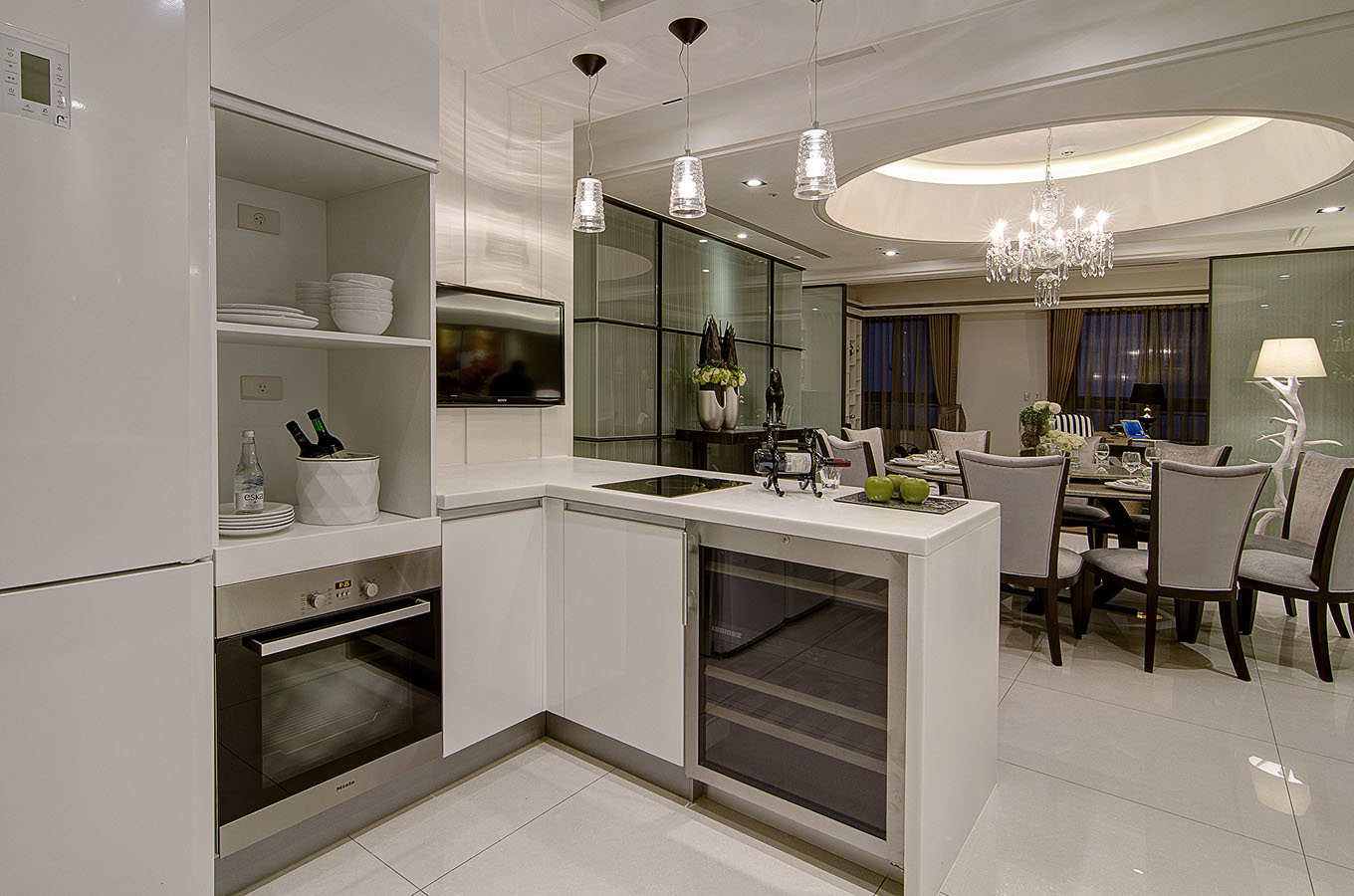厨房在餐厅一侧，白色橱柜干净明朗，家电的注入提升了空间的层次感。