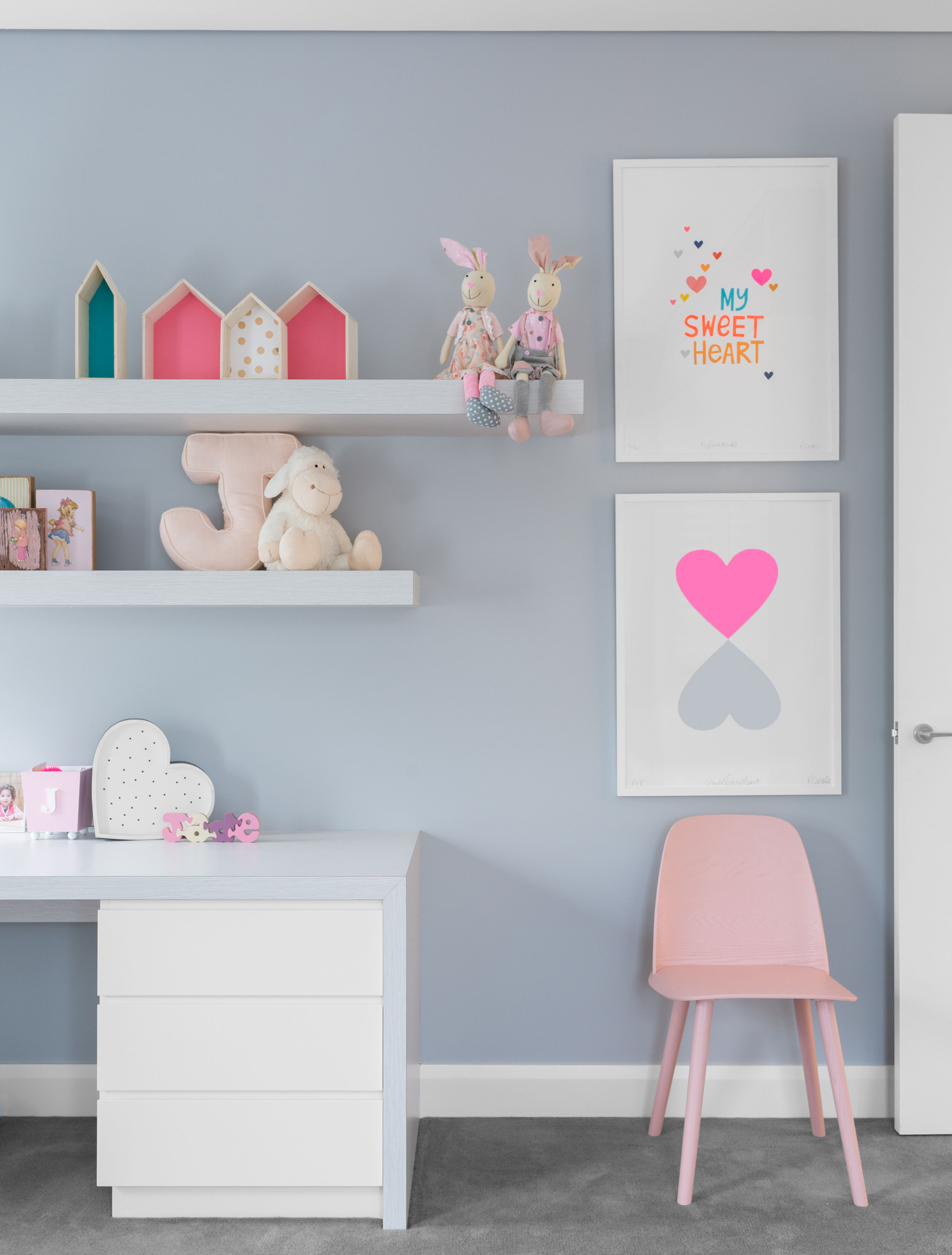 儿童房配色温馨，写字桌柜简洁沉稳，蓝色、白色与粉色共同营造出温馨舒适的休憩空间。