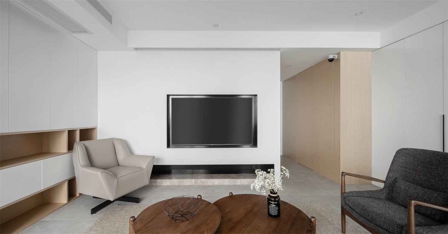 电视机背景墙设计简单，黑白搭配，蕴含进退有度的张力，婉约又大气。 