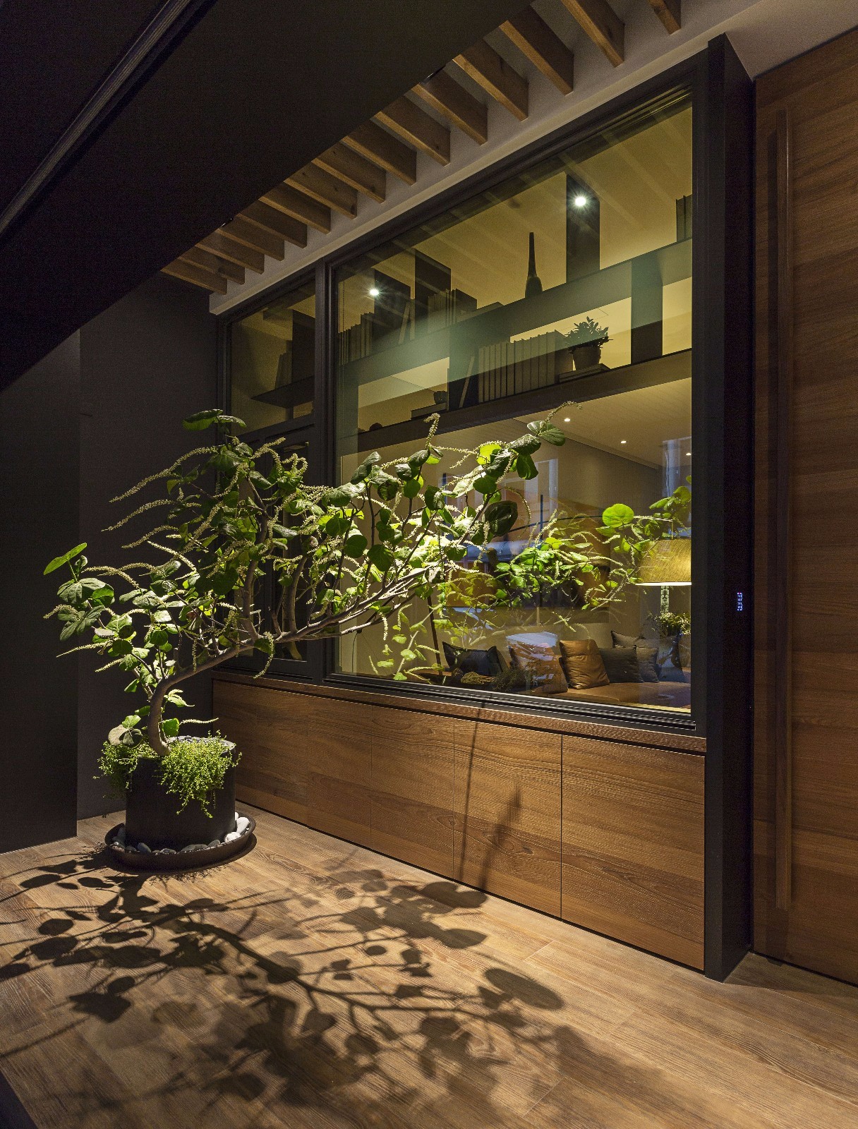 阳台放置了绿植，加上灯光的渲染，营造出稳定、协调、温馨的空间感受。