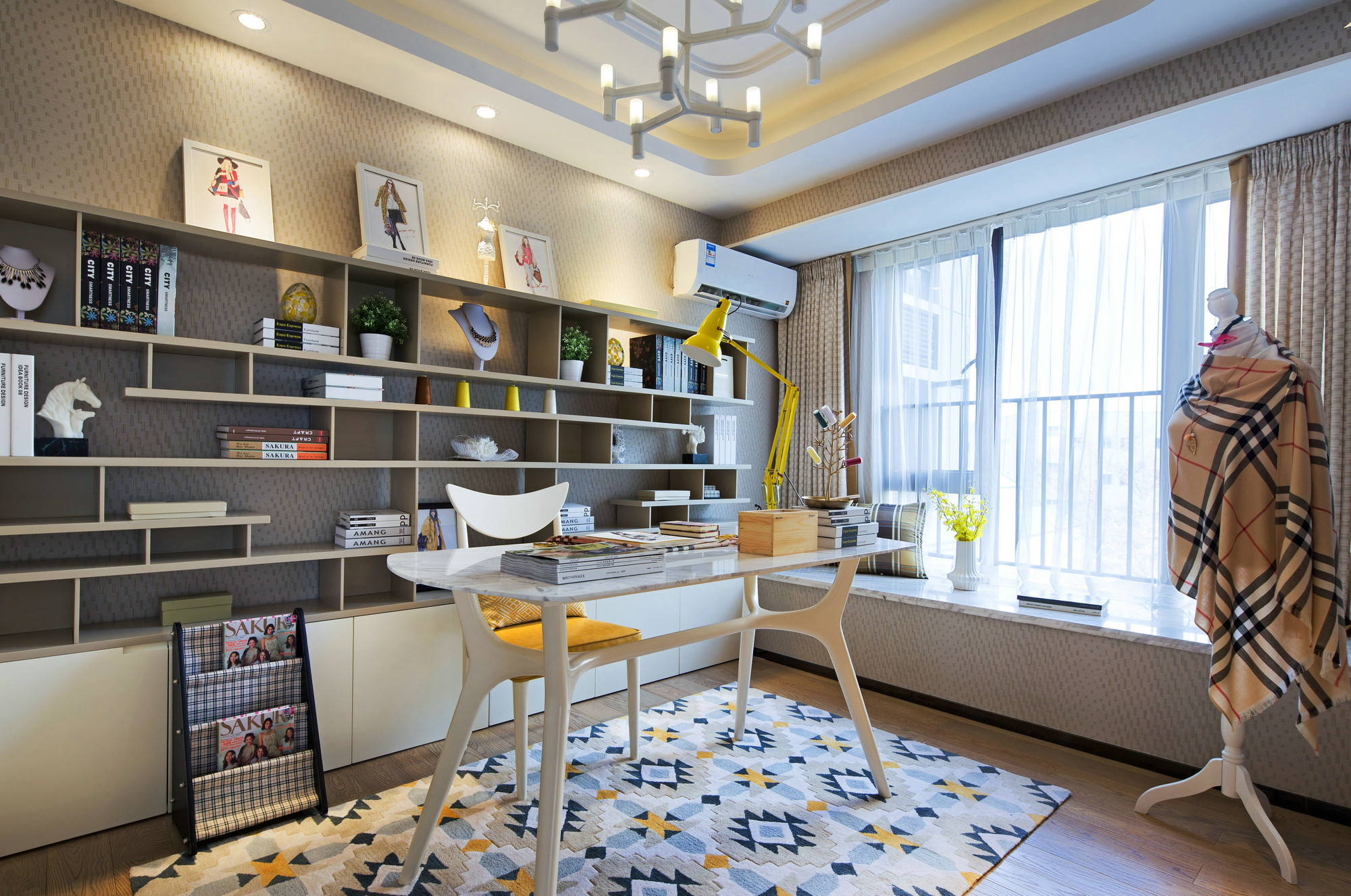 书房配色明快且温馨，书柜设计层次分明，在灯具的烘托下空间简约又时尚。