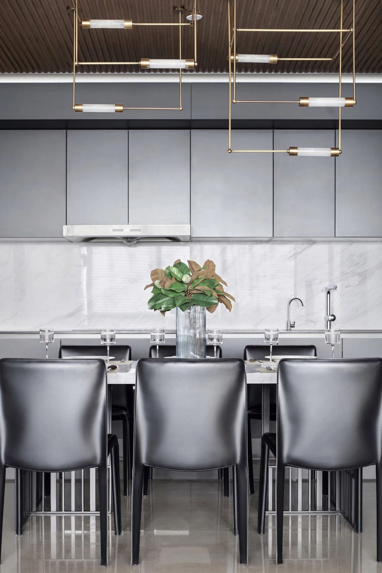 餐厅空间软硬结合很舒服，结合灯具的设计，整个空间看起来十分时尚。