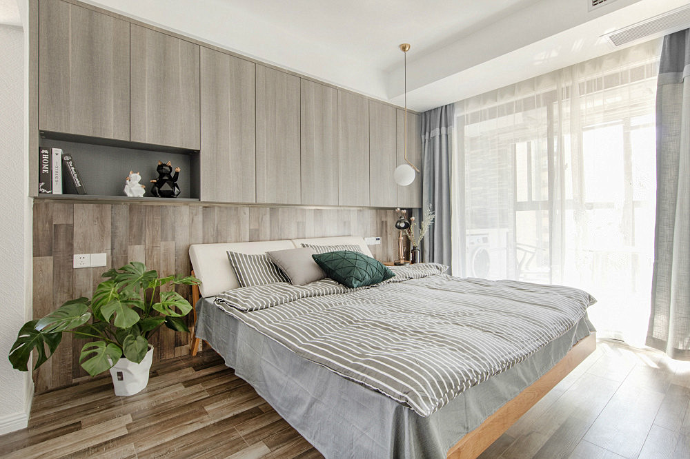 主卧使用床头吊灯代替主灯，在木质元素的烘托下，空间显得简洁安静。